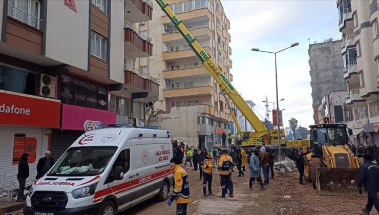 Gaziantep’te yıkılan binanın enkazından 28 saat sonra 4 kişi kurtarıldı