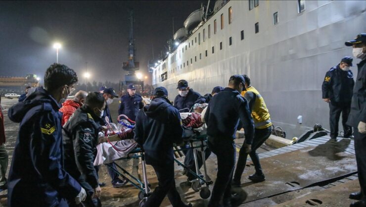 Depremde yaralananlar TCG İskenderun gemisine alınıyor