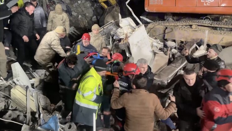 3 kişilik aile, depremden 73 saat sonra enkazdan kurtarıldı