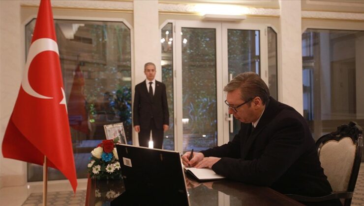 Sırbistan Cumhurbaşkanı Vucic, Türkiye’nin Belgrad Büyükelçiliğinde taziye defterini imzaladı