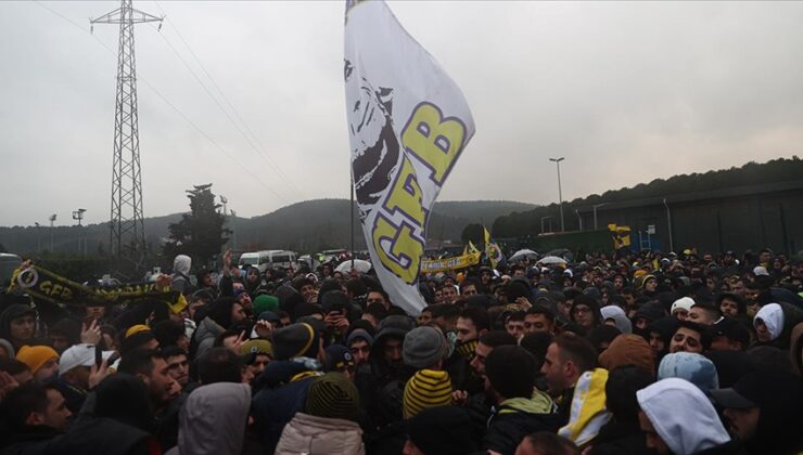 Fenerbahçe taraftarı, Riva’da TFF’yi protesto etti