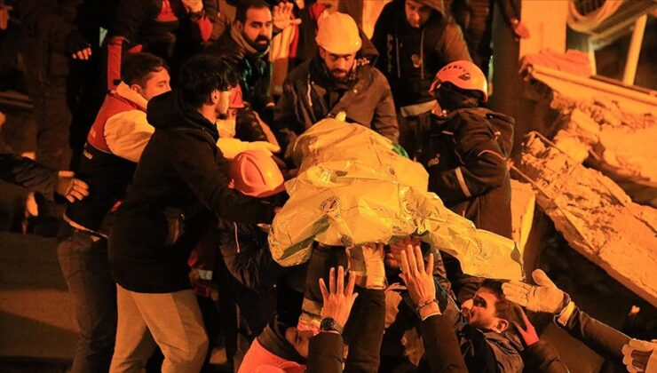 Diyarbakır’da yıkılan binanın enkazından 21 saat sonra 1 kadın kurtarıldı