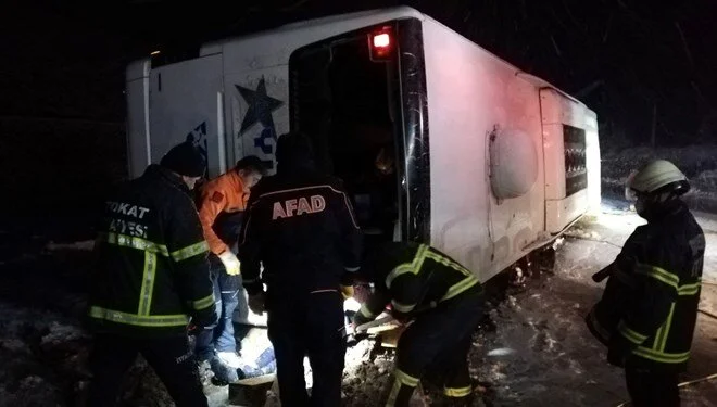 Kontrolden çıkan yolcu otobüsü devrildi: Ölü  ve yaralılar var!