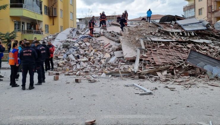 Malatya’da 5 katlı ağır hasarlı bina çöktü!