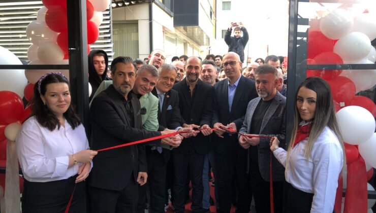 Bilardo’nun yeni adresi ‘Life Bilardo’ Semih Saygıner’in katılımıyla Bursa’da açıldı