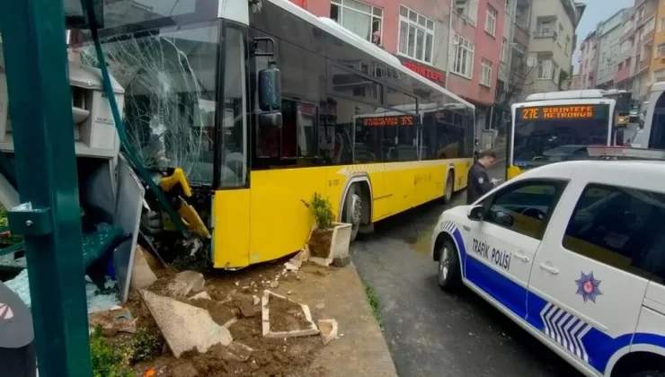 Kontrolden çıkan halk otobüsü durağa daldı