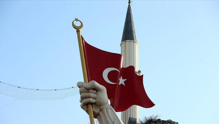 Belen’deki Türk bayraklı heykel depremden etkilenmedi