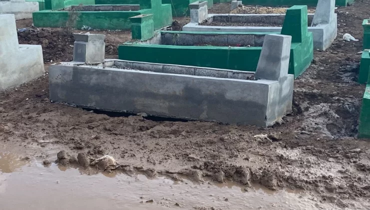 Yağmur sonrası depremzedelerin mezarları çöktü
