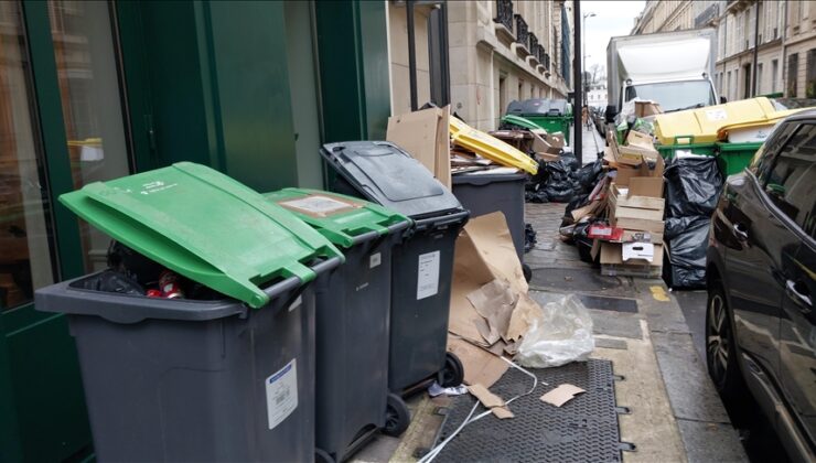 Fransız Bakan grev nedeniyle Paris’te yığılan çöplerin sağlığı tehdit ettiğini söyledi