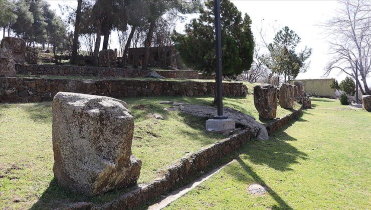 UNESCO listesindeki taş heykeller, depremde ayakta kalmayı başardı