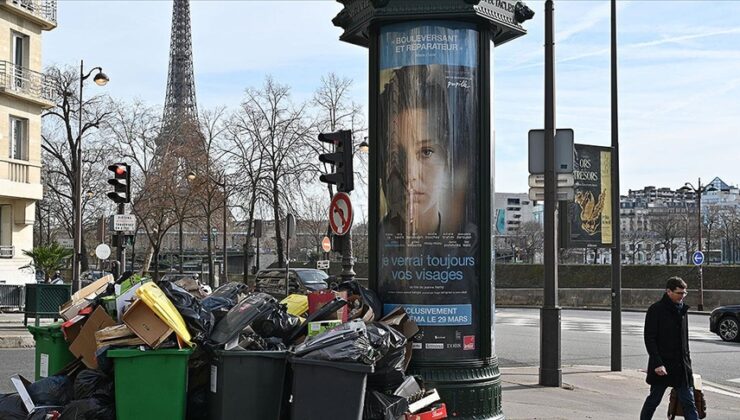 Paris’te Emniyet Müdürlüğü, grevdeki çöp toplayıcılarını zorla çalıştırmaya başladı