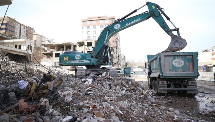Kahramanmaraş’ta ağır hasarlı binaların yıkım işlemleri sürüyor