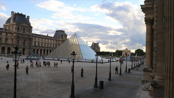 Paris’te kültür sektörü çalışanları Louvre Müzesi’nin girişlerini kapattı