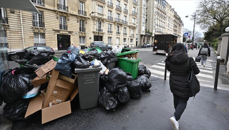 Fransız Bakan, Paris’te oluşan “çöpten tepecikler”den Belediye Başkanını sorumlu tuttu