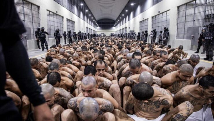 El Salvador’dan yeni görüntüler: Binlerce mahkum daha ‘mega’ hapishaneye nakledildi