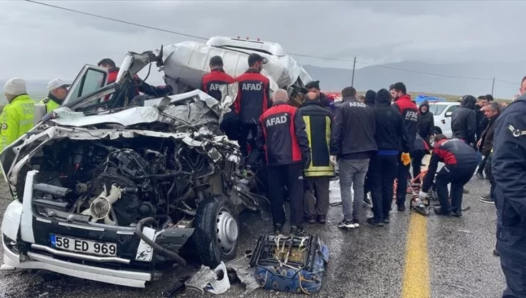 Tır ile yolcu minibüsünün çarpıştığı kazada 4 kişi öldü