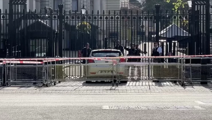 İngiltere’de aracıyla Başbakanlık binasının dışındaki kapılara çarpan kişi gözaltına alındı