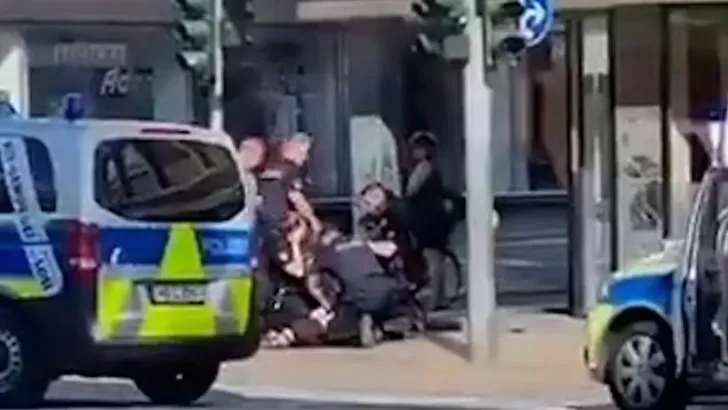 Almanya’da ilginç saldırı! Bir genç okla yaralandı…