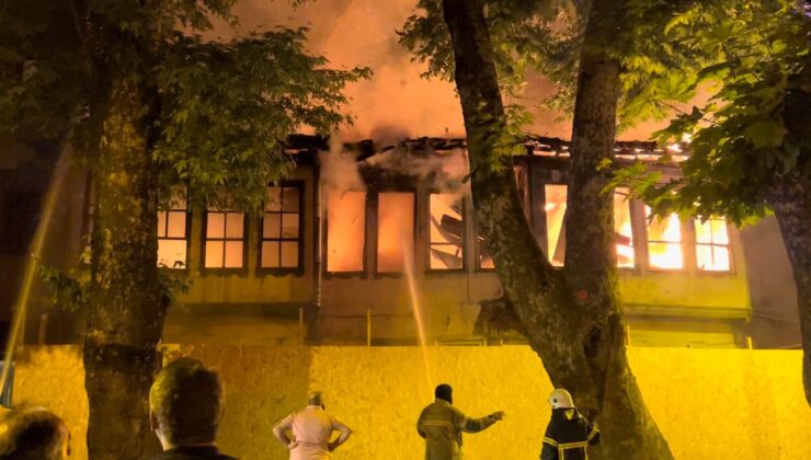 Bursa’da tarihi bina alev alev yandı