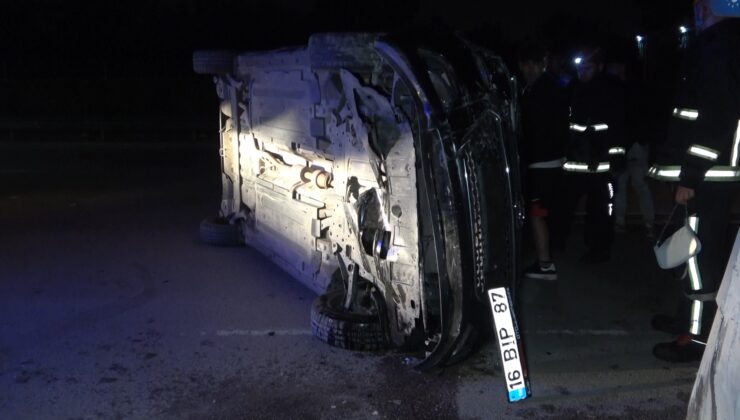 Bursa’da aydınlatma direğine çarpan otomobildeki 2 kişi yaralandı
