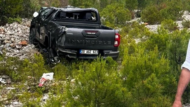Eski Ekonomi Bakanı Nihat Zeybekci, trafik kazasında yaralandı