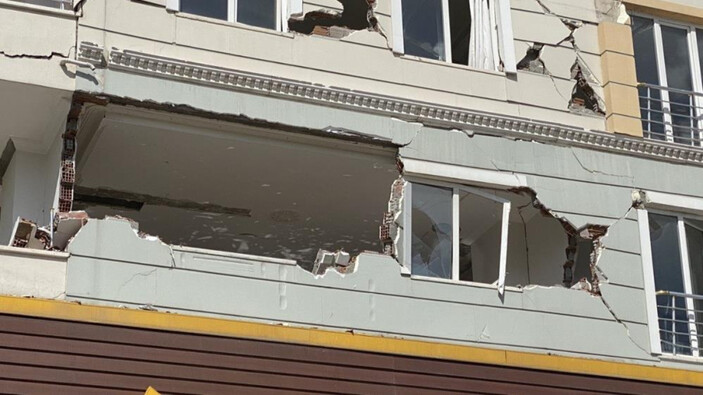 Adıyaman’da hasarlı evden pencere sökmeye çalışan kişi öldü