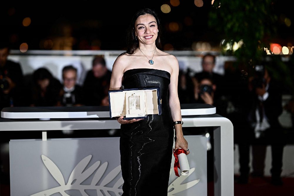 demet ozdemir cannes dan odul alan merve dizdar a ovgu M6EjO