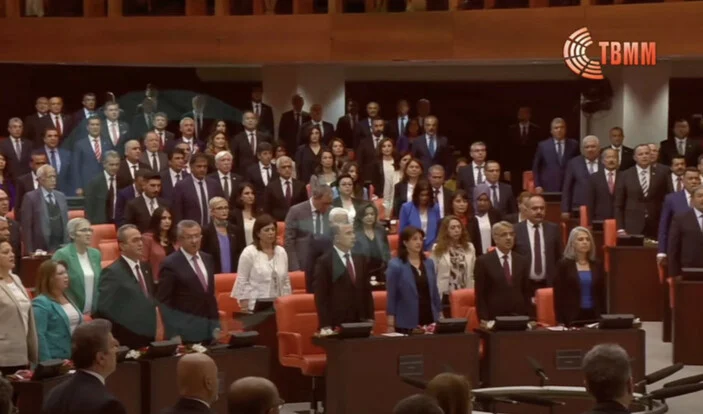 HDP’liler, Meclis açılışında İstiklal Marşı’nı okumadı