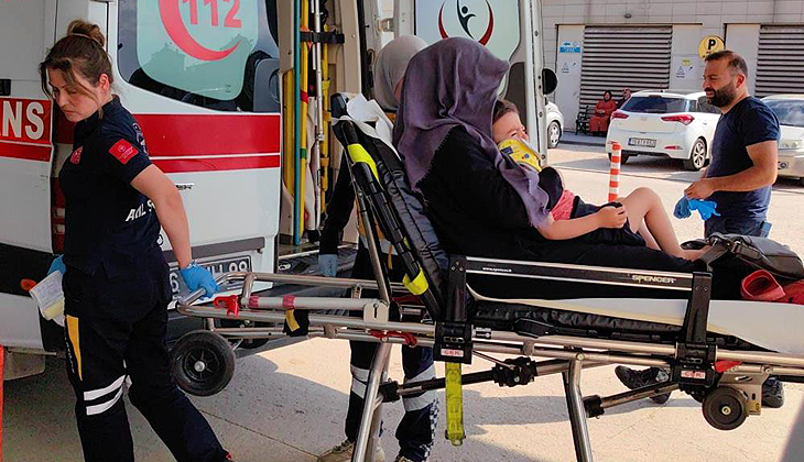 Bursa’da 3. kattan düşen çocuk annesinin kucağında hastaneye getirildi
