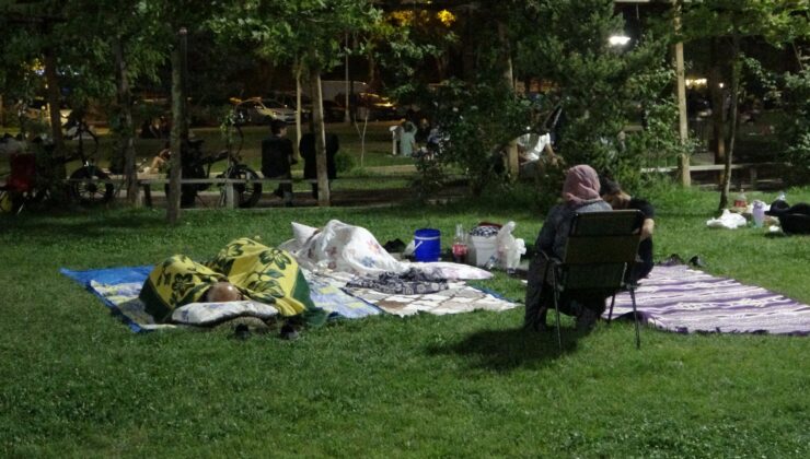 Peş peşe üç depremle sarsılan Malatyalılar park ve bahçelerde sabahlıyor