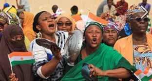 Afrika’da kadınlar tencere tava ile Fransa’yı protesto etti