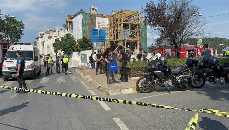 İstanbul’da tarihi bina çöktü! Göçük altından 2 kişi çıkarıldı