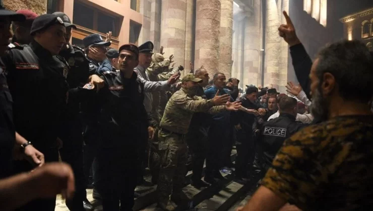 Erivan’da protestolar artıyor: Hükümet binasına girmek istediler
