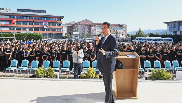 Dündar, öğrencileri ilk gün yalnız bırakmadı