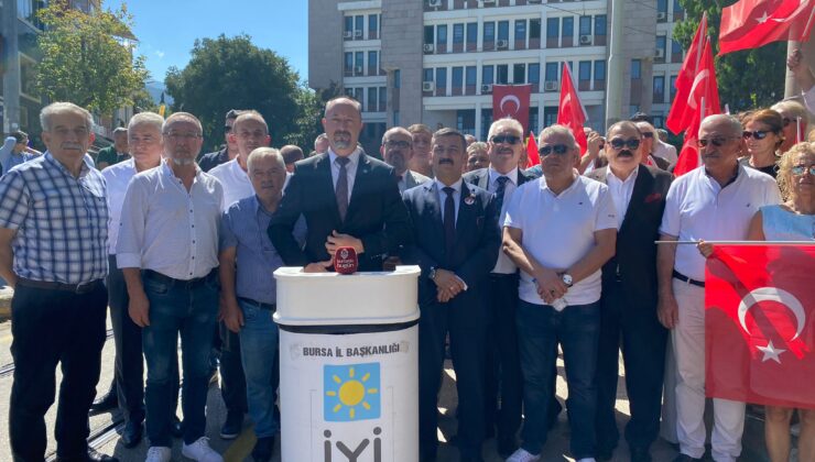 İYİ Parti Bursa’dan Milli Eğitim Müdürlüğü önünde ‘Andımız’ protestosu