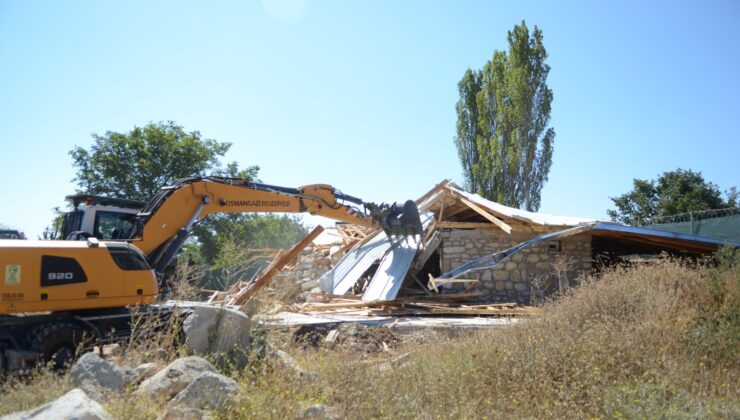 Bursa’da kaçak villa inşaatı yerle bir edildi