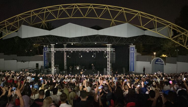 Bursa’da Emre Aydın konserinde bir anda elektrik gitti!