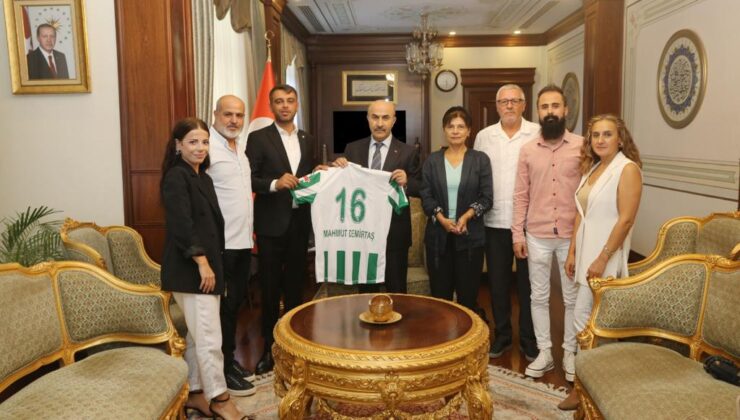 Emin Adanur Bursa Valisi Demirtaş’a Bursaspor forması hediye etti
