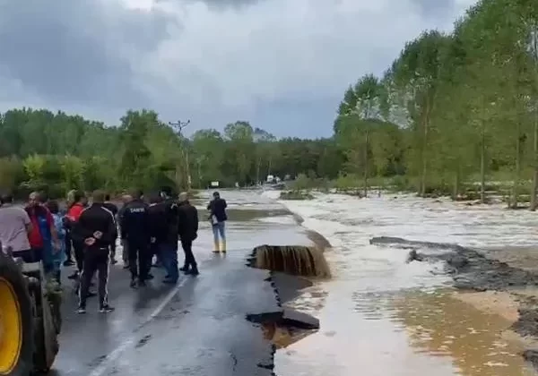 O ilde dereler taştı, yollar kapandı!