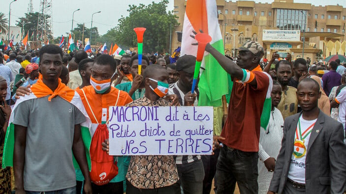 Macron Nijer’de cunta yönetimine: Direneceğiz