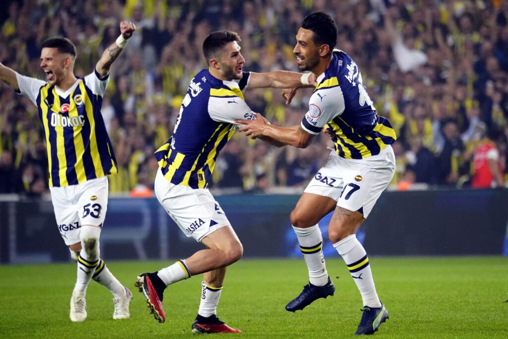 Fenerbahçe rekor kırarak liderliğini sürdürdü