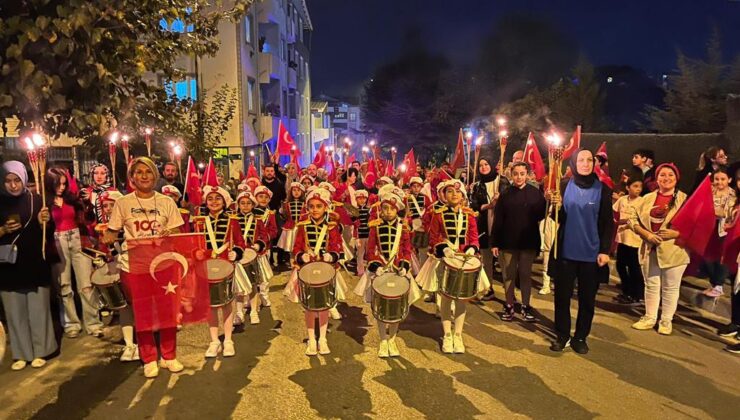 Bursa Mustafa Necati İlkokulu, fener alayı coşkusuyla Cumhuriyet’in 100. Yılını kutladı