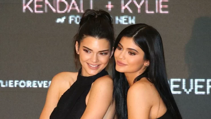 Kylie Jenner ve Kendall Jenner’dan göndermeli Cadılar Bayramı kostümü