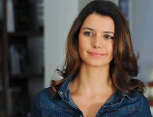 Beren Saat dekoltesiyle sosyal medyayı salladı!