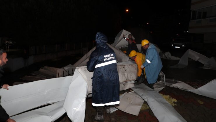 Çatısı uçan okula belediye ekiplerinden anında müdahale