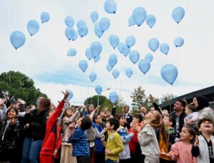 Mavi balonlar onlar için havalandı