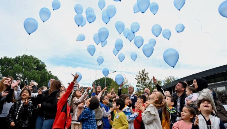 Mavi balonlar onlar için havalandı