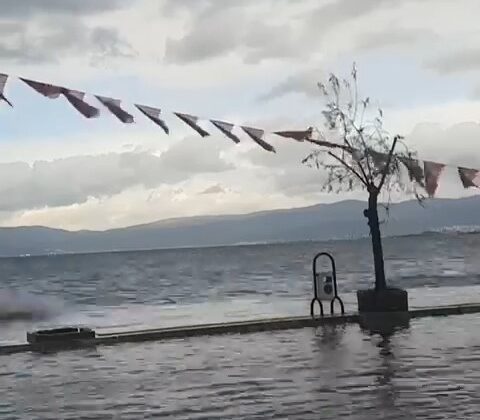 Bursa’da denizle karayolu birleşti!