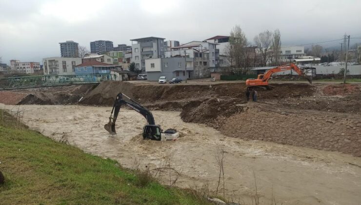 Bursa’da mahsur kalan kepçe operatörü böyle kurtarıldı