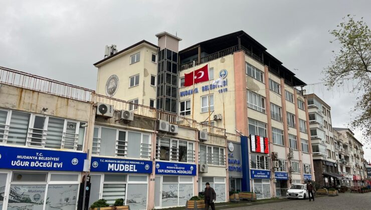 Depremden sonra Mudanya Belediyesi tedbir amaçlı boşaltıldı